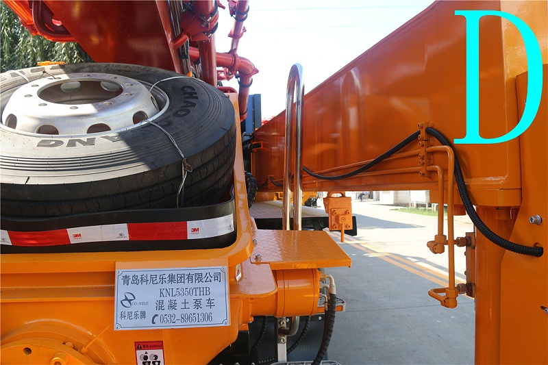 青島小（xiǎo）型混凝土泵車價格 (5)