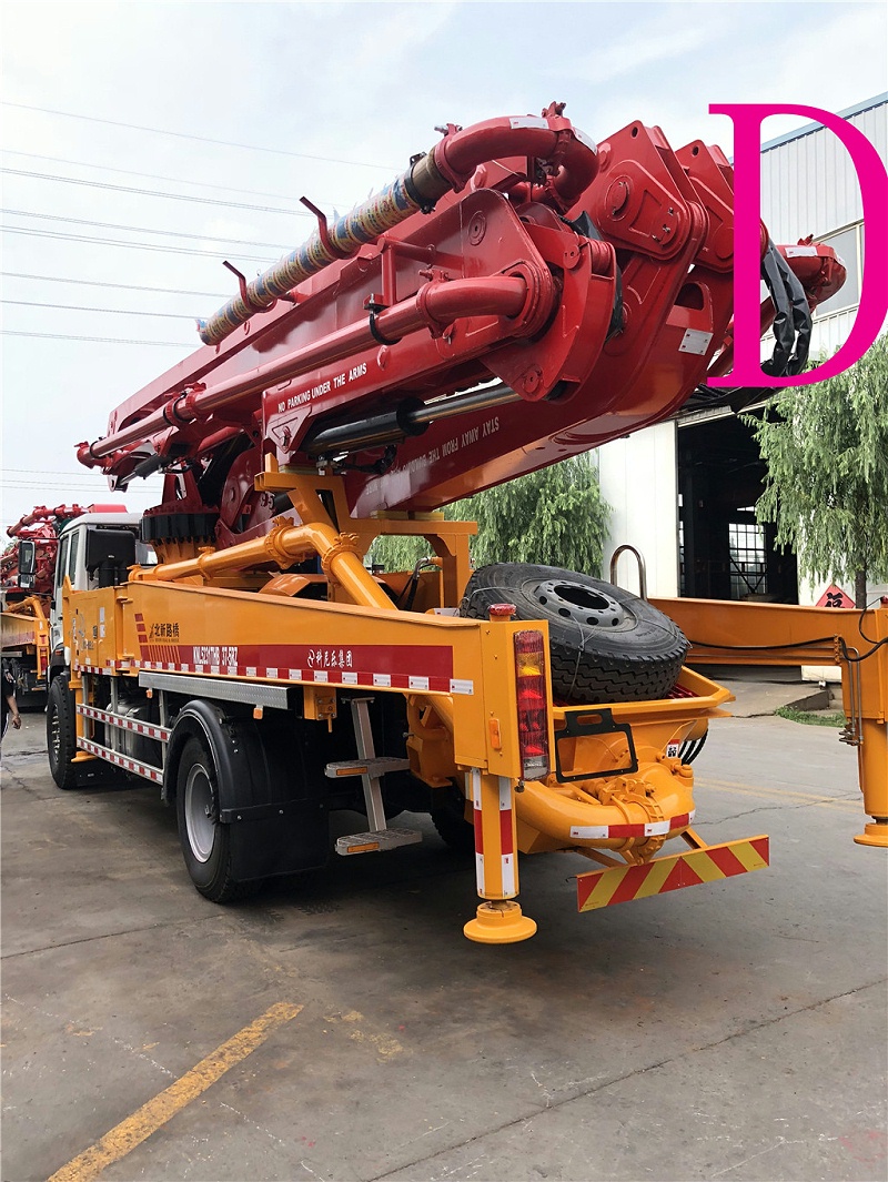 青島（dǎo）小型混凝土泵車價格 (10)