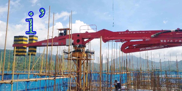 混凝土布料（liào）機如何（hé）針對骨料離析的問題進行設計方麵的改進？（一）