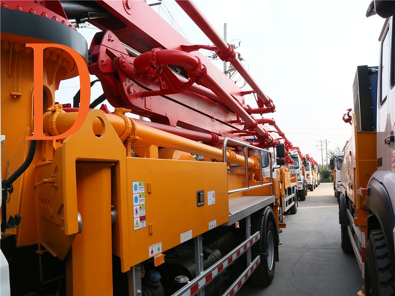 青島混（hún）凝土泵車價格 (14)