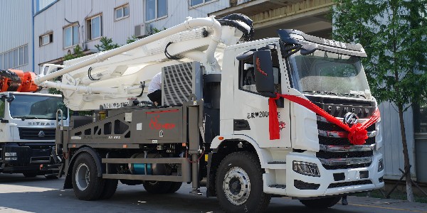 混（hún）凝土泵（bèng）車的性能隨機型（xíng）而異，如何選購？給您幾點參考