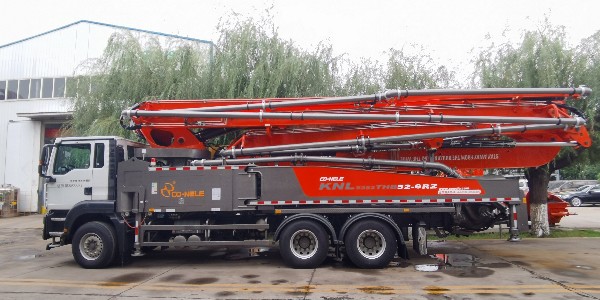 混凝土泵（bèng）車（chē）的（de）產品性能在選型時應堅（jiān）持高起點