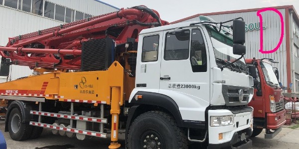 小型混凝土（tǔ）泵車泵送水泥（ní）是什（shí）麽原理？