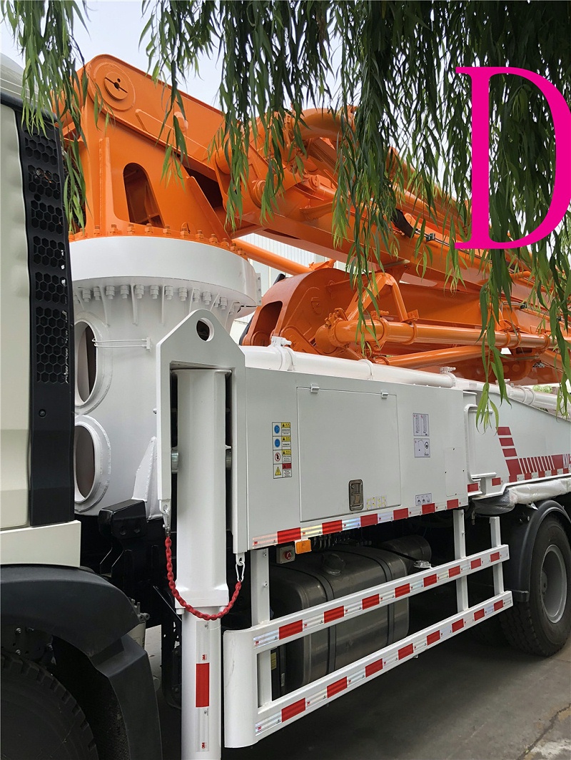 青島（dǎo）小型混凝土泵車價格 (7)