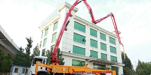 科尼樂為您淺（qiǎn）析小型混凝土泵車軟（ruǎn）管操（cāo）作注意細節有哪些