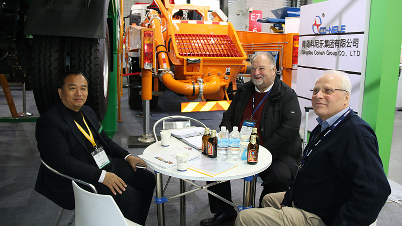 科尼樂與外國客（kè）戶合影