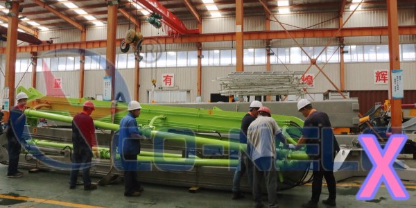 混（hún）凝土布（bù）料機在橋涵麵布料時，應如何完（wán）成滑模攤鋪？