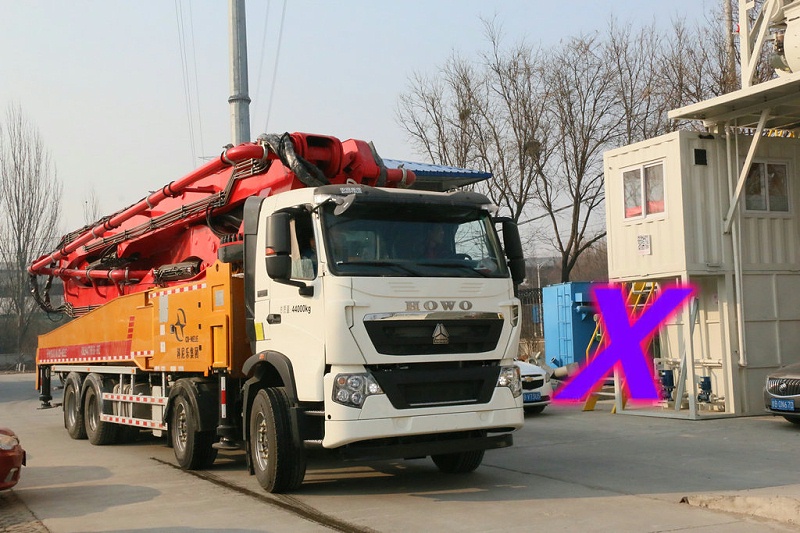 青島小（xiǎo）型（xíng）混（hún）凝土泵車價格 (14)
