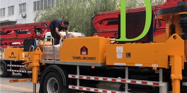 混凝土（tǔ）泵車在使用、維修（xiū）時要注意哪些