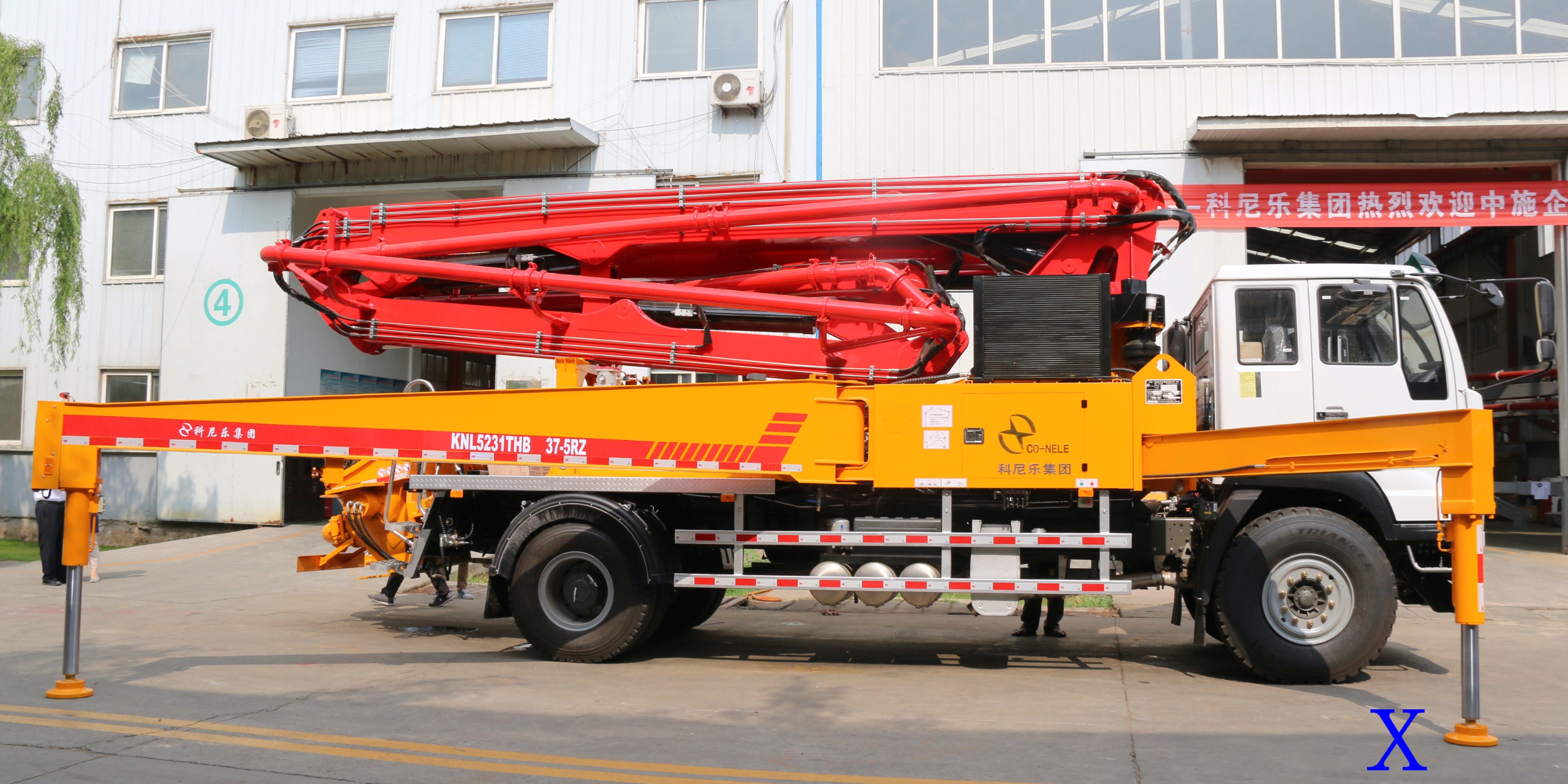 小型泵車伸展臂（bì）架時需要注意哪（nǎ）些？